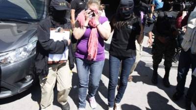 Agentes de la Atic sacan de su casa de habitación a Sandra Margarita Rubio.