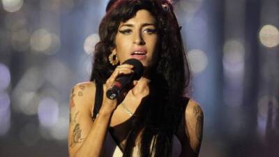 Amy Winehouse fue uno de los 'iconos que cambiaron la música popular para siempre', afirma la revista NME, considerando que 'pocas personas se han hecho tan famosas como Amy Winehouse y su inconfundible peinado'.