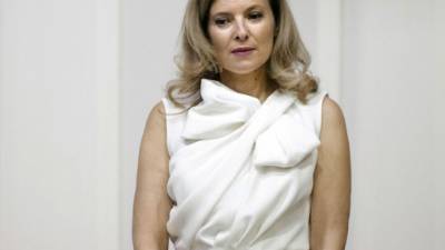 La compañera del presidente François Hollande, Valérie Trierweiler, fue hospitalizada el viernes pasado para 'descansar y someterse a algunos exámenes', revelaron este domingo fuentes cercanas de la primera dama, luego de que un semanario revelara una supuesta relación del jefe de Estado francés con una actriz. AFP