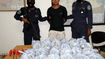 Nelson Jacobo Ramírez junto a las bolsas de droga.