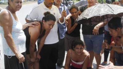 Parientes de Cándido García lloran su muerte.