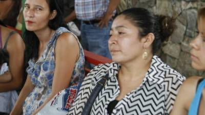 María del Carmen Chacón, izquierda, y Rita Vásquez llegaron ayer a la morgue forense.