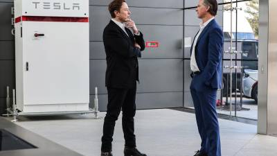 Elon Musk junto al gobernador de California, Gavin Newson, en la sede de Tesla en California.