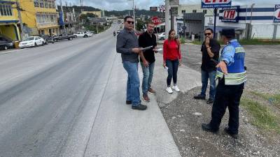 Personal municipal de Movilidad Urbana y de Viabilidad y Transporte evalúan zonas de alta peligrosidad de la CA-4 en el tramo que atraviesa Santa Rosa de Copán.