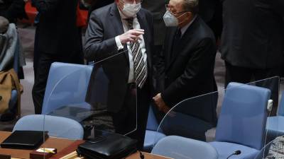 El embajador ruso ante la ONU, Vassily Nebenzia (i) habla cn el representante chino Zhang Jun (d) en un momento de la reunión de urgencia del Consejo de Seguridad de Naciones Unidas, celebrado esta pasada noche.