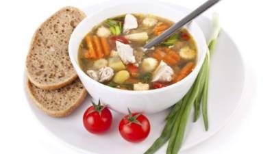Una sopa de verduras con pollo le proporcionará nutrientes.