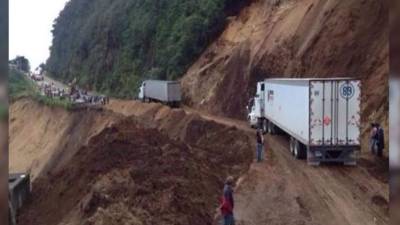 El paso vehicular está habilitado pero con precaución.