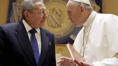 Raúl Castro agradece al Papa Francisco por el deshielo Cuba-EEUU y preparó su viaje a La Habana.