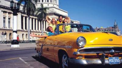 Edificios antiguos, bellas playas y mucha diversión ofrece Cuba a los turistas.