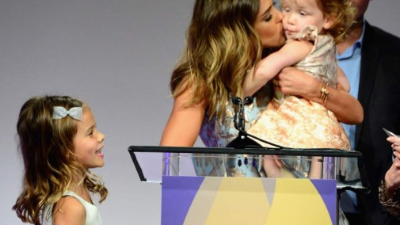 La actriz Jessica Alba junto a sus hijas y esposo.