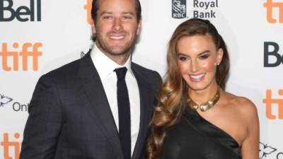 Armie Hammer y su esposa Elizabeth Chambers en una foto de archivo.