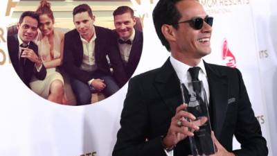 Marc Anthony llegó solo a la ceremonia de los Grammy Latino donde fue coronado como 'Persona del Año'; después se le vio con JLo y con amigos.