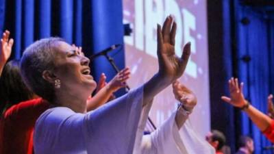 La pastora Ninoska De Ponce de la Iglesia De Cristo Ebenezer en San Pedro Sula, Honduras, falleció hoy sábado luego de hacerle frente por muchos años a su lucha contra el cáncer.