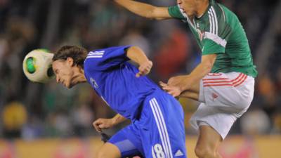 El goleador mexicano Oribe Peralta es anticipado por Jarkko Hurme, de Finlandia.
