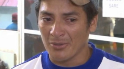 Amílcar Rosa busca con angustia a su hijo de 10 años perdido en la caravana.