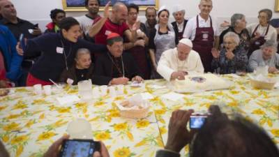 El Papa almorzó con un grupo de indigentes en el Vaticano.