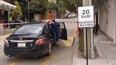 Hombres encapuchados intentaron ingresar este viernes a la embajada de México en Bolivia./Twitter.