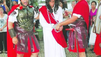 Los cuadros en vivo son impresionantes, conjugando fe, arte y devoción.