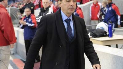 El técnico Carlos de los Cobos dirigió con poco éxito al equipo mexicano Gallos Blancos.