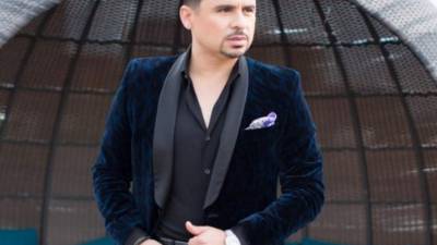 El polémico cantante Larry Hernández