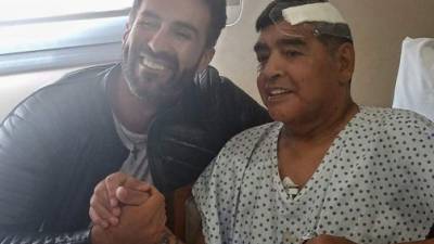 Maradona continúa con su recuperación en una casa ubicada en un barrio cerrado de la provincia de Buenos Aires, supervisado por médicos, familiares y allegados, según explicó su médico de cabecera y el neurocirujano que lo operó, Leopoldo Luque. Foto AFP.