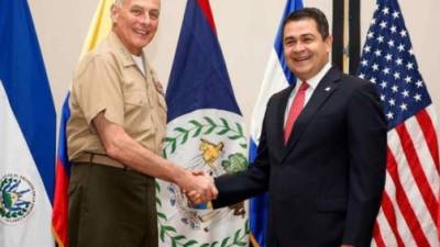 El general del Comando Sur de Estados Unidos, John Kelly, junto al presidente de Honduras, Juan Orlando Hernández.