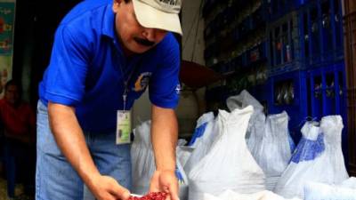 En el mercado Concepción de San Pedro Sula se hicieron operativos para comprobar existencia del grano.