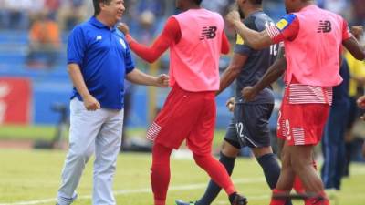 El seleccionador de Panamá festejando el gol.