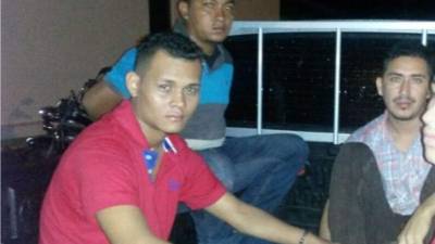 Los detenidos al momento de ser llevados a las oficinas de Fusina para ser investigados.