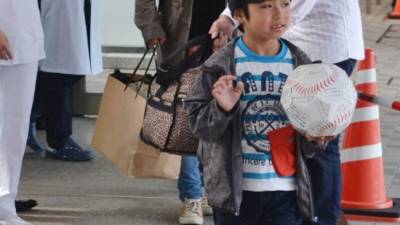 Yamato Tanooka salió animado del hospital y con deseos de regresar a su colegio. AFP