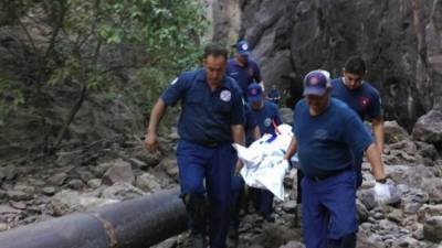 Socorristas rescataron el cuerpo de la joven de la presa.