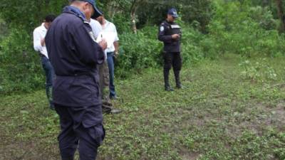 La Policía informó que a eso de las 8:00 am les reportaron la presencia de un cadáver en un potrero de la zona.