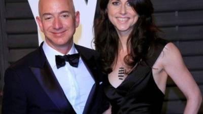 Bezos anunció la semana pasada su divorcio de su esposa MacKenzie tras destaparse su infidelidad con la periodista Lauren Sánchez./EFE.