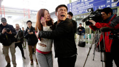 Los familiares ansían noticias del avión malasio perdido con 239 personas. Foto: Japantimes