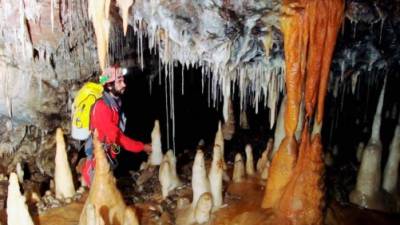 Un espeleólogo explora las galerías vírgenes descubiertas en la cueva de El Soplao (Cantabria). EFE/Archivo