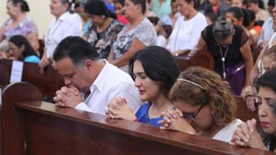 La catedral lució abarrotada ayer. Las autoridades municipales participaron en la eucaristía. Foto: Franklyn Muñoz