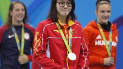 La nadadora protagonizó un momento viral luego de que una periodista le informara que había ganado la medalla de bronce en una competencia.