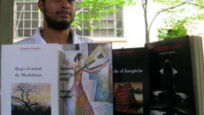 El escritor sampedrano Gustavo Campos vuelve a ganar el premio Hibueras. Primero en narrativa, en 2006, ahora en poesía.