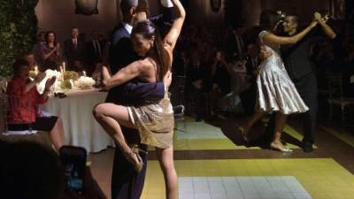 Barack y Michelle Obama se animaron a bailar tango en la cena de gala con la que fueron homenajeados en Buenos Aires. Fotos: AFP
