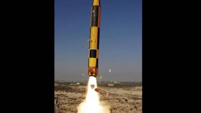 ARH-05. SANÁ (YEMEN), 15/12/2017.- Una columna de humo se eleva hacia el cielo desde un almacén de armas de rebeldes hutíes en Saná, Yemen, hoy, 15 de diciembre de 2017. La embajadora de EE.UU. ante Naciones Unidas, Nikki Haley, aseguró ayer que existen pruebas 'inequívocas' de que Irán está 'suministrando armas ilegalmente' a los hutíes en Yemen, al mostrar los restos de un misil lanzado contra Arabia Saudí de supuesta fabricación iraní. EFE/ Yahya Arhab