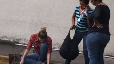 Familiares de Gabriela Alejandra Osorto ayer esperaban en la morgue del hospital Catarino Rivas que les entregaran el cuerpo.