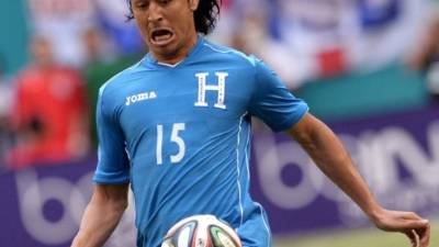Roger Espinoza controla el balón en el amistoso frente a los ingleses.