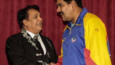 Fotografía cedida por Prensa de Miraflores del cantante mexicano Juan Gabriel saludando al presidente venezolano, Nicolás Maduro, en Caracas (Venezuela). EFE