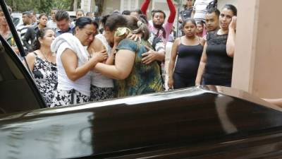 En medio del dolor y el llanto, los familiares de las víctimas retiraron los cuerpos de la morgue de Tegucigalpa.
