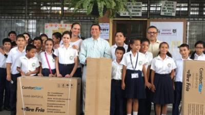 Alberto Chedrani en la entrega de los aires acondicionados en la escuela José Castro López de San Pedro Sula.