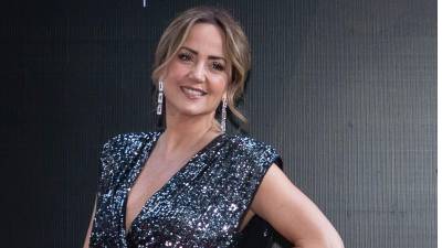 “Dice que fue horrible, que tenía mucho miedo porque el sonido del viento era aterrador. Ya que empezó a amanecer (el miércoles), se salió hacia el edificio donde vive mi hermano, que está bastante lejos. Gracias a Dios, mi papá tiene mucha fuerza física porque va al gimnasio. Tiene 81 años, pero es un ‘guerrerazo’,” le contó Andrea Legarreta a sus seguidores.