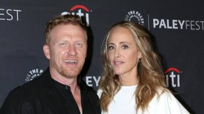 La serie Grey’s Anatomy se prepara para decir adiós a dos de sus personajes más emblemáticos en el final de su temporada 22. Kim Raver y Kevin McKidd abandonarán el drama médico de ABC tras años de trayectoria en la producción.