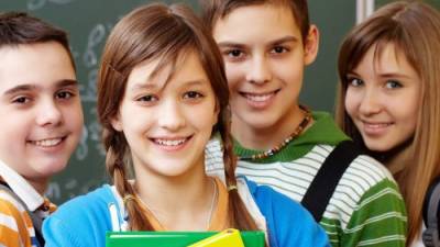 Las relaciones seguras entre los adolescentes se dan a través de la comunicación, la gestión de emociones y el respeto.
