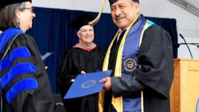 González logró terminar la universidad a los 58 años de edad./Foto: The Salinas Californian.