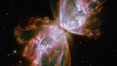 La nebulosa planetaria está clasificada como una nebulosa bipolar.